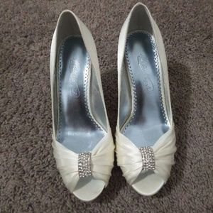 Michaelangelo Ivory Wedding High‎ Heels size 7